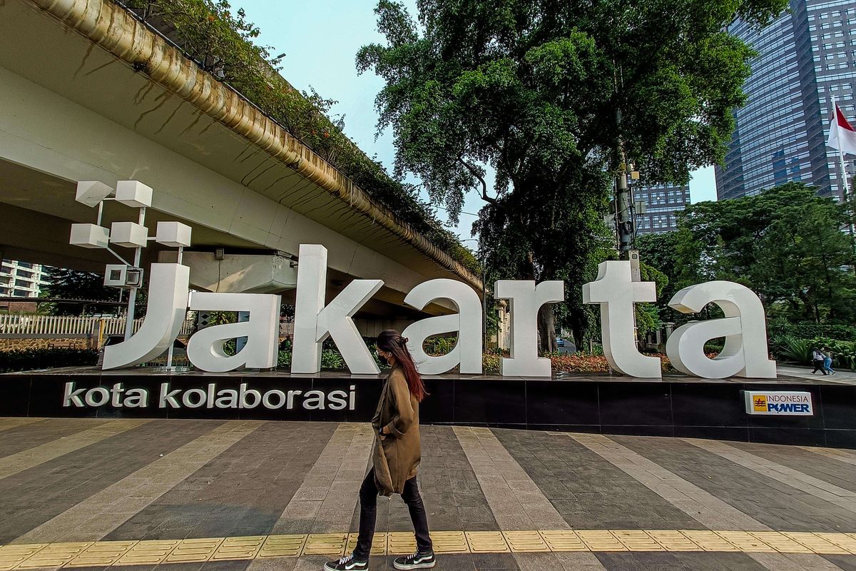 Aktivitas warga berjalan di jalur pedestrian Jalan Jenderal Sudirman, Jakarta Pusat, Rabu, (16/2/2022). Pengambilan gambar diambil dengan smartphone Realme 9 Pro+ Mode Street