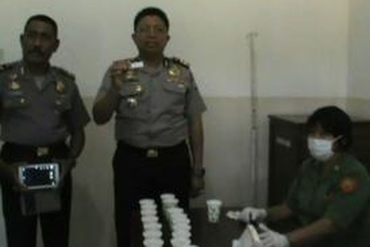 Kepala Polres Polewali Mandar AKBP Agoeng Adi Kurniawan menjalani tes urine bersama lebih dari 500 personel polisi di jajaran Polres Polewali Mandar, Selasa (28/7/2015).  