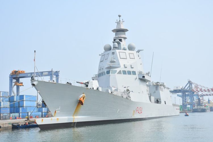 Kapal Perang Rusia Marshal Shaposhnikov Sandar di Tanjung Priok