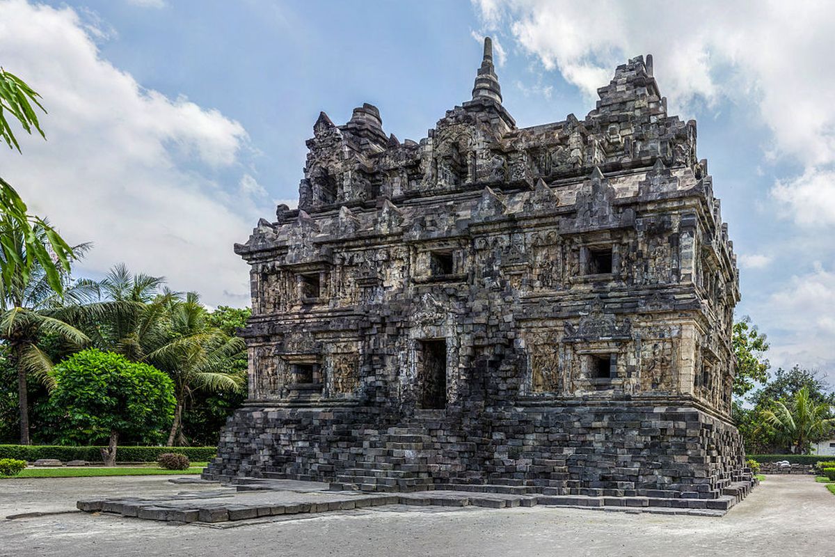 Candi Sari peninggalan Kerajaan Mataram Kuno.