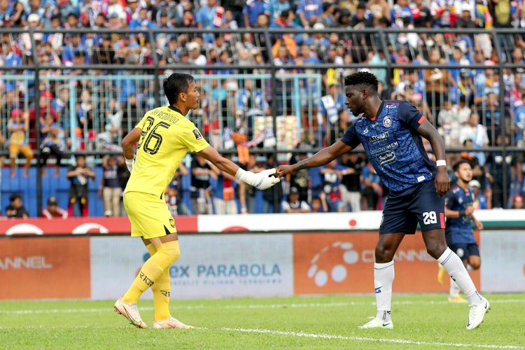 Pemain Arema FC Abel Camara bersalaman dengan kiper PSIS Semarang Ray Redondo saat pertandingan semifinal leg kedua Piala Presiden 2022 yang berakhir dengan skor 2-1 di Stadion Kanjuruhan Kepanjen, Kabupaten Malang, Senin (11/7/2022) sore.