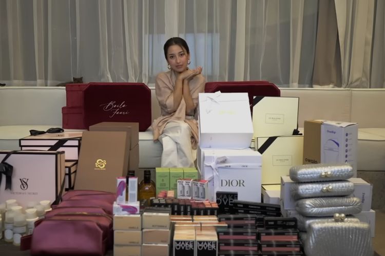 7 Isi Suvenir Bridesmaid Proposal Jennifer Coppen, Didominasi Barang Branded