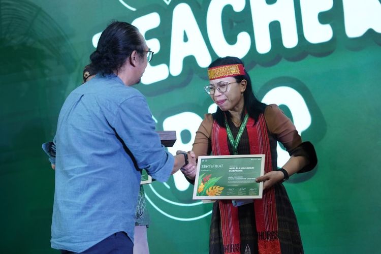 Guru SMAN 2 Bandar Nurlela Ramadani Marpaung menerima Penghargaan ASRI Awards Kompas Gramedia.