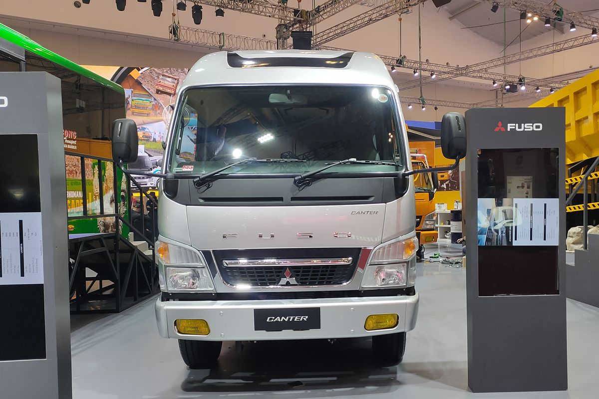 Mitsubishi Fuso Canter Bus di GIIAS 2023