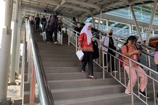 Ketika Ibu dan Anak Dibuat Repot dan Lelah Gara-gara Eskalator Mati di Stasiun Bekasi