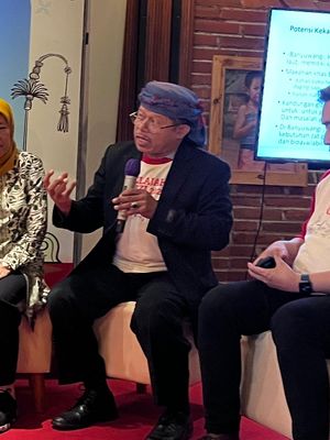 Prof. Ir. Ahmad Sulaeman, MS, PhD (tengah) saat memberikan pemaparan dalam acara Jelajah Gizi 2024 bersama Danone Indonesia di Kabupaten Banyuwangi, pada Selasa, (5/11/2024). Pakar gizi IPB menyebut kombinasi kurma dan tempe dapat membantu menjaga energi tetap stabil dan tubuh tetap bugar selama menjalani puasa.