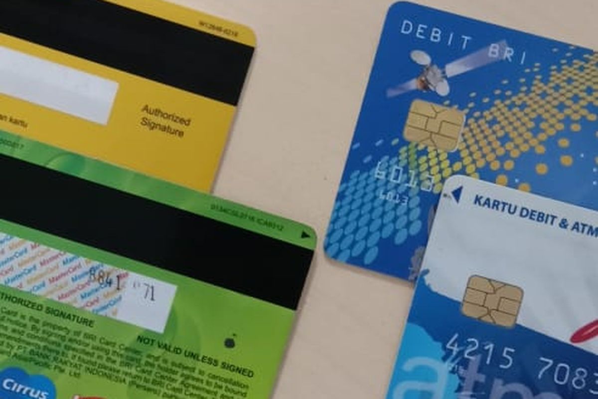 Kartu ATM dengan sistem magnetic stripes (kiri) dan chip (kanan)