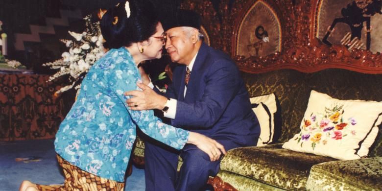 Presiden Soeharto menerima sungkem dari Ibu Tien Soeharto pada hari Idul Fitri 1 Syawal 1415 Hijriah, 3 Maret 1995.