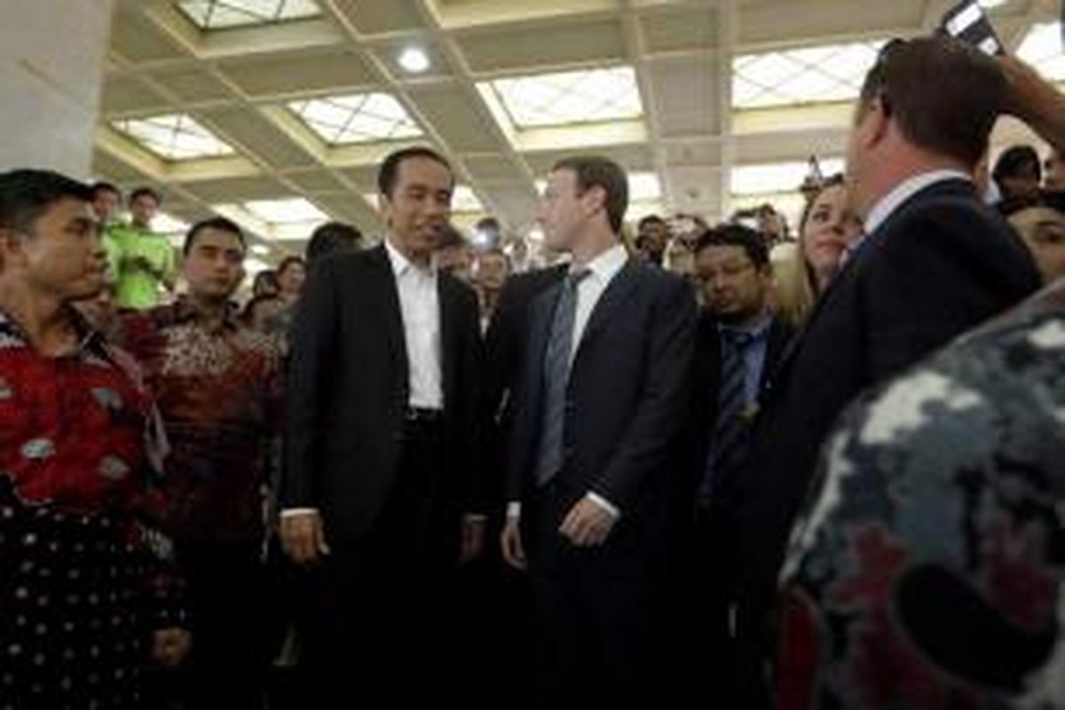 Gubernur DKI Jakarta yang juga presiden terpilih Joko Widodo (dua kiri) bersama CEO Facebook Mark Zuckerberg (dua kanan) mengunjungi Blok A Pasar Tanah Abang, Jakarta, Senin (13/10/2014).