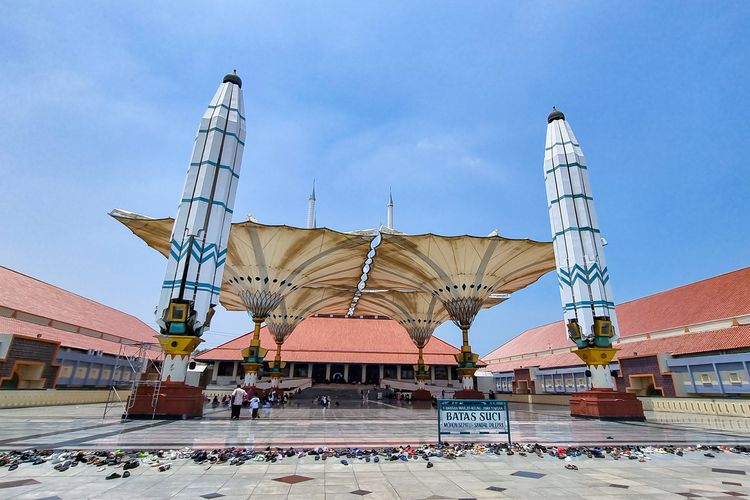 Masjid Agung Jawa Tengah pada Siang Hari.
