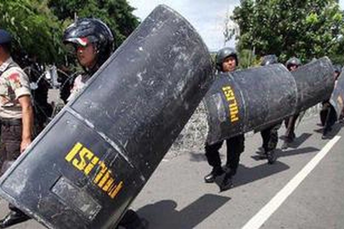 Aparat kepolisian mengamankan ribuan buruh yang turun ke jalan berunjuk rasa di depan Istana Negara, Jakarta, Rabu (21/3/2012). Para demonstran menolak rencana pemerintah menaikkan BBM. Pemerintah berencana menaikkan BBM pada 1 April 2012 ini dengan alasan akan meringankan beban APBN, dan menyalurkan alokasi subsidi BBM ke sektor lain. 