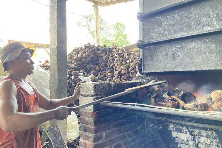 Pegawai pabrik tahu di Tropodo, Sidoarjo milik pengusaha Muhajjr menggunakan campuran bahan bakar ramah lingkungan berupa sabut kelapa, Rabu (13/8/2025)