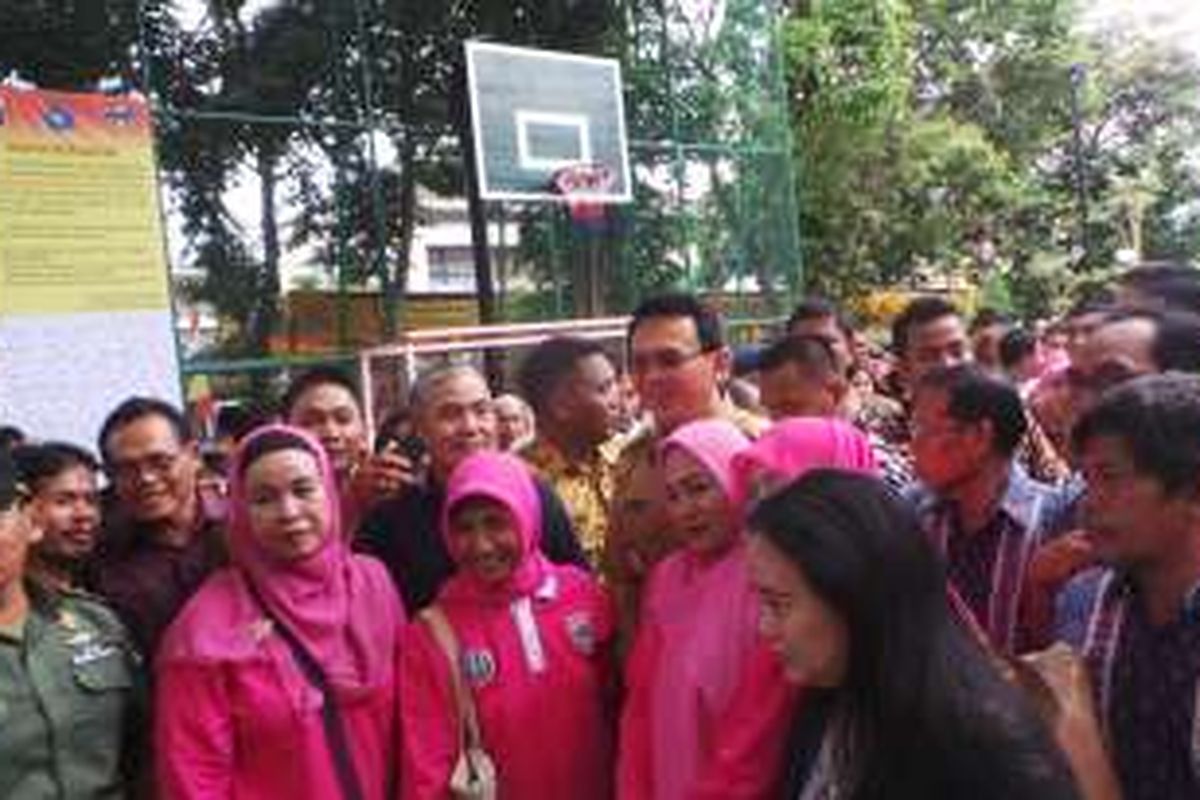 Gubernur DKI Jakarta Basuki Tjahaja Purnama saat berfoto dengan ibu-ibu PKK di sela-sela peresmian ruang publik terpadu ramah anak (RPTRA) Vila Taman Sawo, di Cipete Utara, Jakarta Selatan, Selasa (31/5/2016).