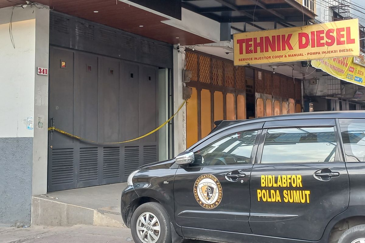Polisi menggeledah sebuah rumah di Jalan Merdeka, Kota Pematangsiantar, Provinsi Sumatera Utara, Sabtu (27/10/2024). Rumah tersebut berkaita dengan pembunuhan seorang Shella Mutia, wanita yang jenazahnya ditemukan di dalam tas di Berastagi, Karo, Sumut, pada 22 Oktober 2024.