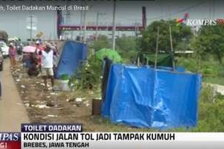 Kemacetan parah menjelang pintu keluar tol Brebes Timur menyebabkan para pemudik tak punya pilihan kala hasrat buang air kecil atau besar datang. Situasi ini dimanfaatkan warga di sekitar untuk membuat toilet dadakan.