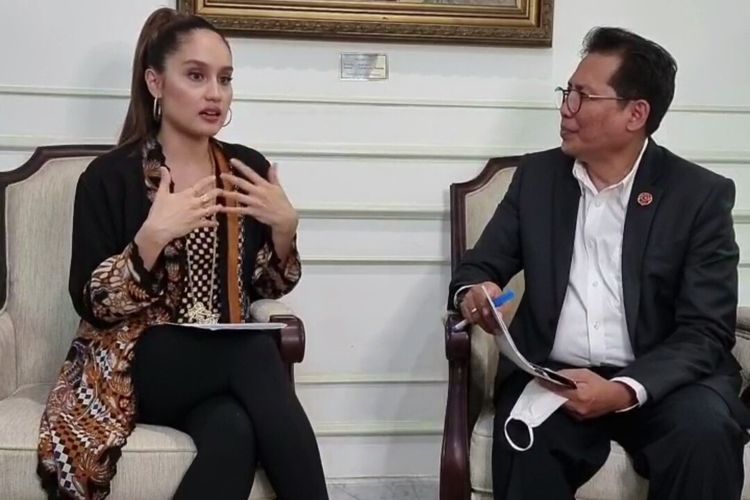 Aktris sekaligus penyanyi Cinta Laura dalam siaran live Instagram bersama Staf Khusus Kepresidenan Bidang Komunikasi, Fadjroel Rachman, Selasa (12/10/2021)