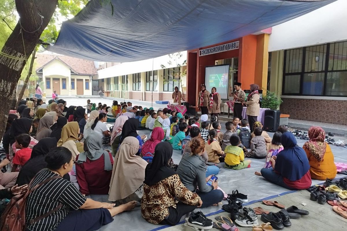 Sejumlah peserta didik baru mengikuti pengenalan sekolah didampingi orangtua di SDN Krukut, Taman Sari, Jakarta Barat, Rabu (11/7/2023). (KOMPAS.com/XENA OLIVIA)
