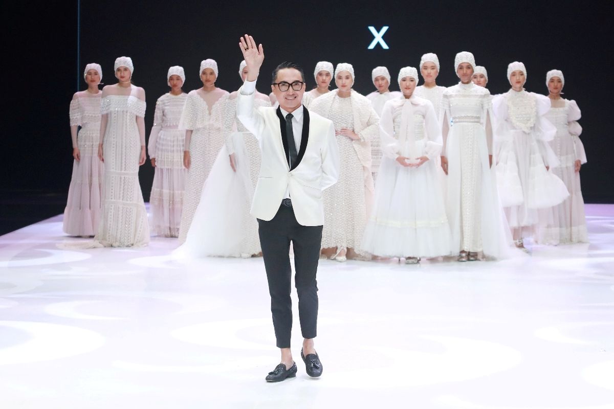 Desainer Barli Asmara bersama busana rancangannya di Indonesia Fashion Week 2019.