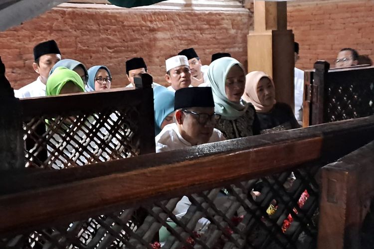 Ketua Umum PKB Muhaimin Iskandar (Cak Imin) berziarah di makam Sunan Gunung Jati, Cirebon, Jawa Barat, Jumat (8/9/2023). 