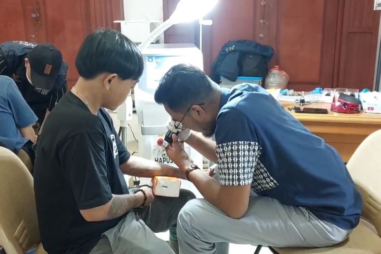 Seorang pria bernama Anung (29) saat mengikuti layanan hapus tato gratis di Kantor Wali Kota Jakarta Selatan, Kamis (21/3/2024).