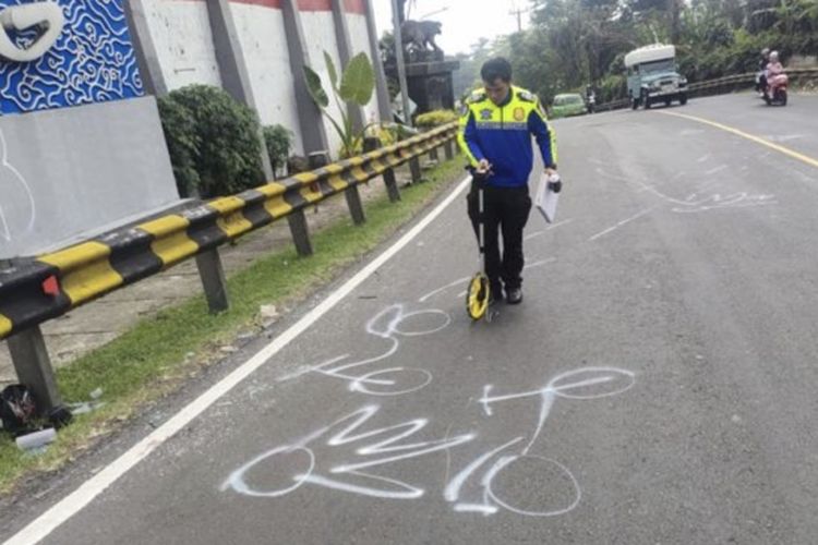 Kecelakaan di Tanjakan Selarong Puncak Bogor, Pikap Tabrak 2 Motor hingga Satu Orang Luka Berat