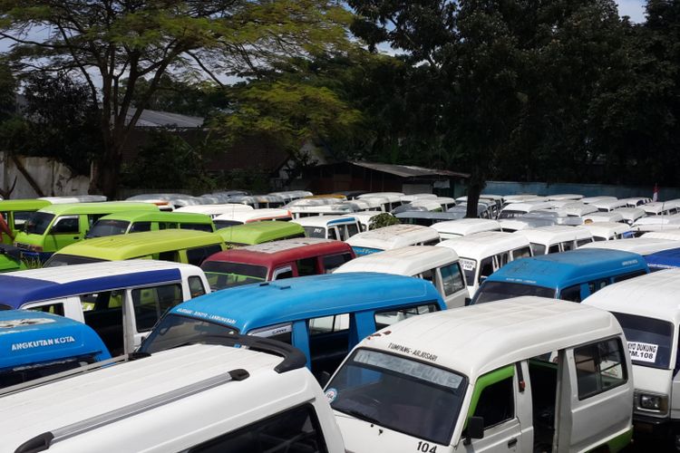 Sejumlah angkot dijejer di halaman Kantor Unit Pelaksana Teknis Lalu Lintas dan Angkutan Jalan Dinas Perhubungan Jawa Timur di Singosari, Kabupaten Malang, dalam aksi demo dan mogok kerja sopir angkot, Rabu (14/3/2018).