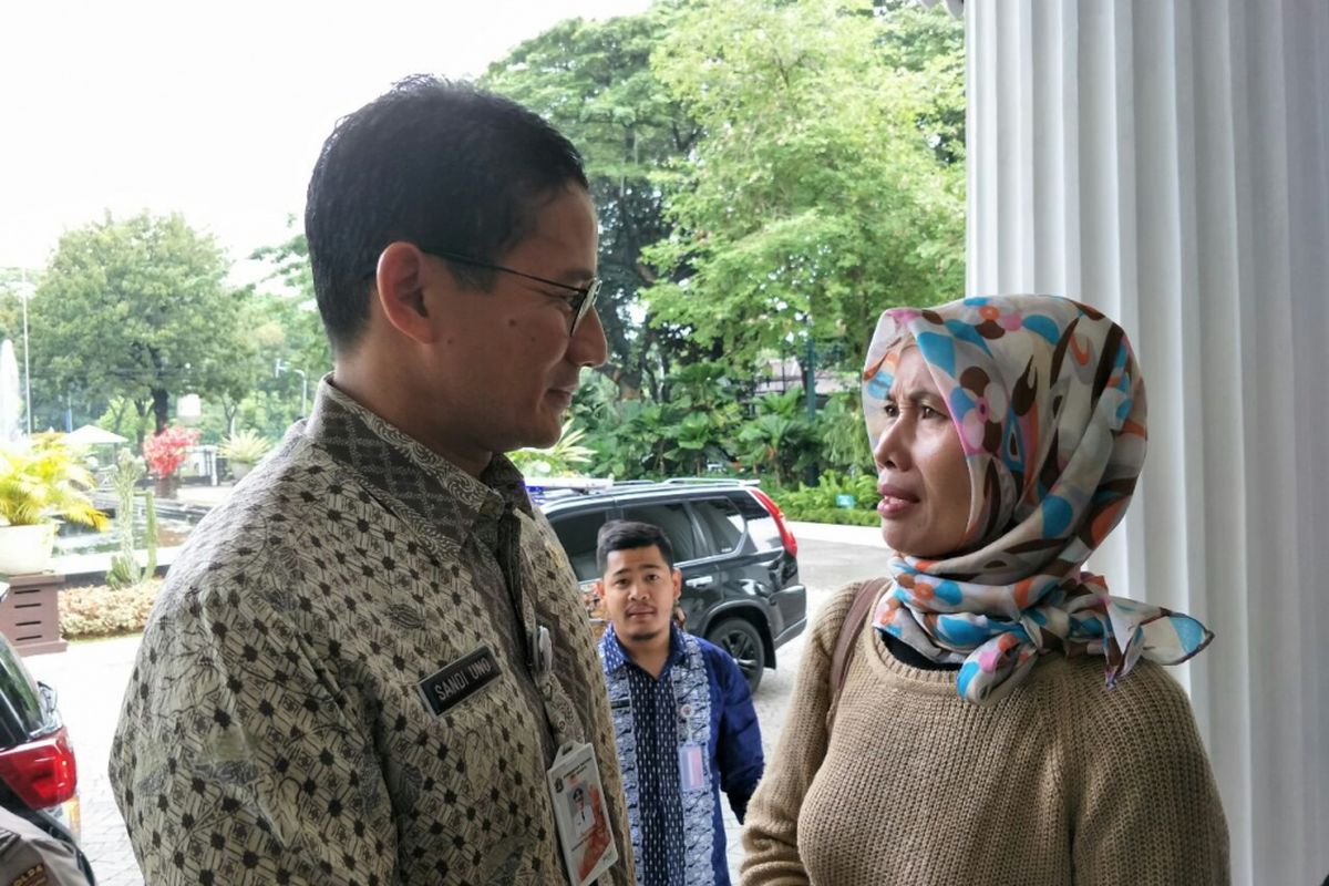 Wakil Gubernur DKI Jakarta Sandiaga Uno menerima aduan warga di Balai Kota DKI Jakarta, Kamis (8/3/2018). 