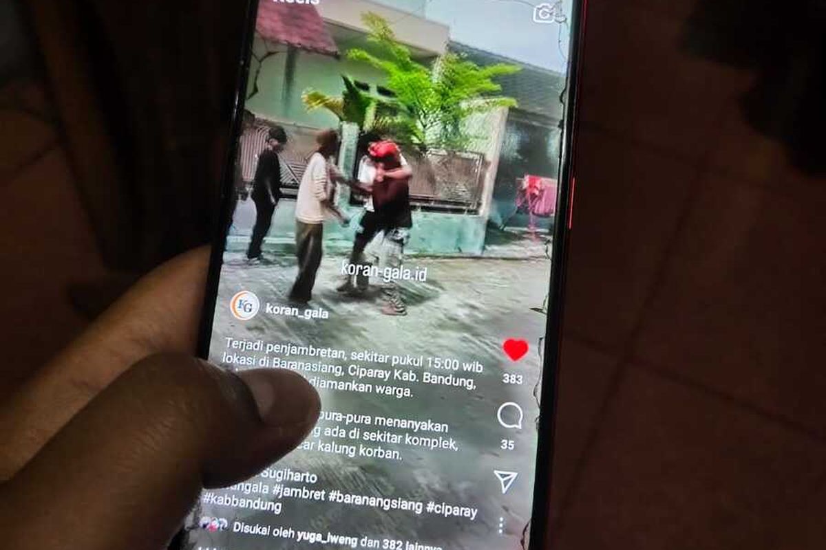 Seorang pria babak belur diamuk masa, usai tertangkap tangan melakukan aksi penjambretan di Komplek Baranang Siang Indah RT 03 RW 09, Desa Gunung Letik Kecamatan Ciparay, Kabupaten Bandung, Jawa Barat pada Jumat (18/11/2022).