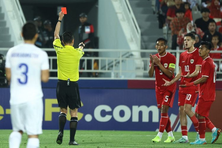 Para pemain Timnas U23 Indonesia bereaksi ke wasit Shen Yinhao yang memberi kartu merah kepada bek Rizky Ridho pada laga semifinal Piala Asia U23 2024 di Abdullah Bin Khalifa pada Senin (29/4/2024) malam WIB.