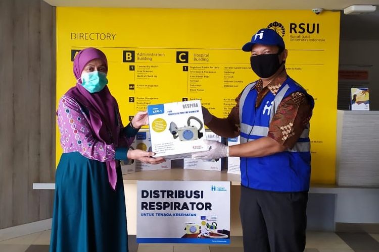 Direktur Utama RSUI dr Astuti Giantini menerima bantuan alat respirator dari Human Initiative. 