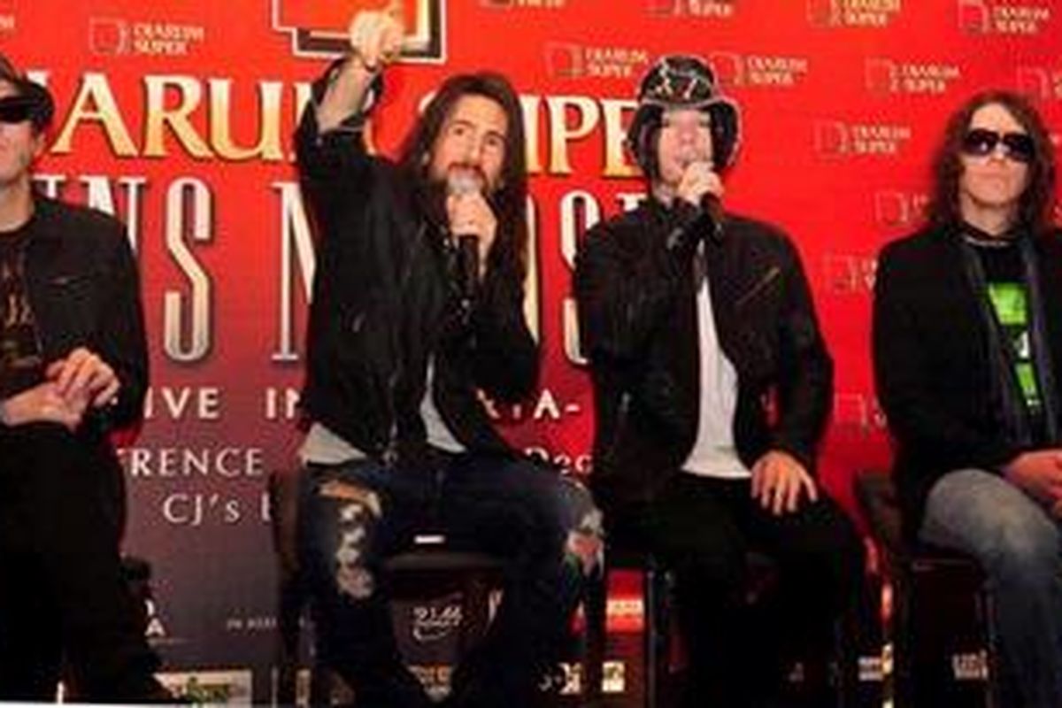 Grup band rock asal Amerika, Guns N Roses, menggelar konferenai pers di Hotel Mulia, Jakarta Pusat, Jumat (14/12/2012). Band ini beranggotakan Tommy Stinson (kiri), Ron Bumblefoot Thal (kedua dari kiri), DJ Ashba ( ketiga dari kiri), Dizzy Reed (kanan), Axl Rose, Richard Fortus, Chris Pitman dan Frank Ferrer.