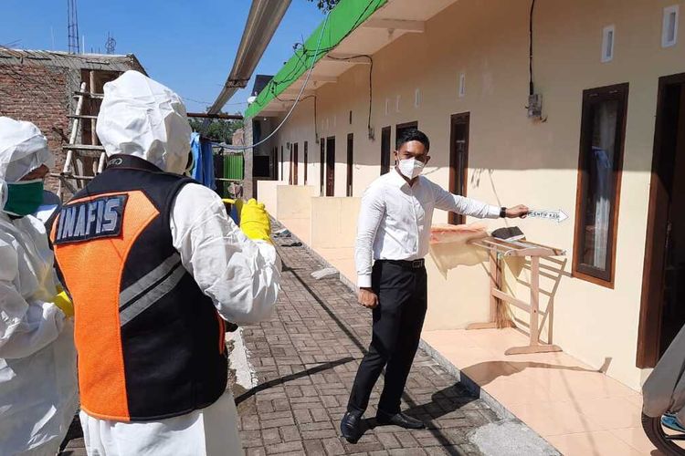 Foto-foto seorang Satpam Dinas Perizinan Kota Tasikmalaya ditemukan tewas saat isoman di kamar kontrakannya di Kelurahan Sukamulya, Kecamatan Bungursari, Kota Tasikmalaya, Senin (26/7/2021).