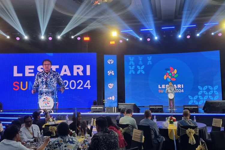 Direktur PLN Energi Primer Indonesia (EPI) Iwan Agung Firstantara menyampaikan presentasinya dalam Lestari Summit 2024 di Raffles Hotel, Jakarta, Rabu (21/8/2024).