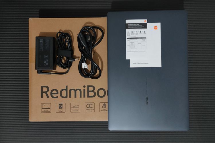 Isi kotak kemasan Xiaomi RedmiBook 15.