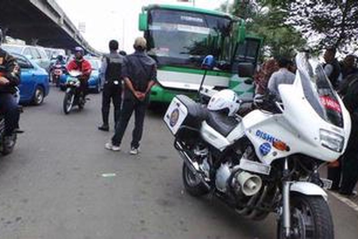 Terminal bayangan di Jalan Ahmad Yani, Pulogadung, Jakarta Timur, ditertibkan.