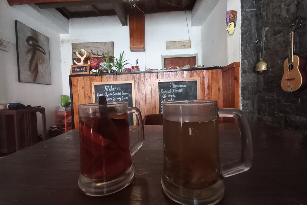 Tribroto saat meracik minuman khas Kalpata Minke Kamis (3/2/2023)