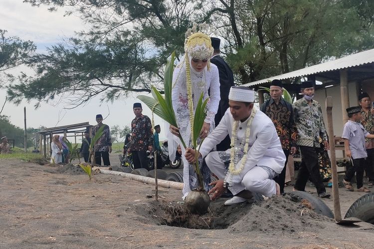 Pasangan pengantin menanam tunas kelapa di Pantai Bidara, pantai wisata yang berada di Gumuk Waru, Kalurahan Bugel, Kapanewon Panjatan, Kabupaten Kulon Progo, Daerah Istimewa Yogyakarta.
