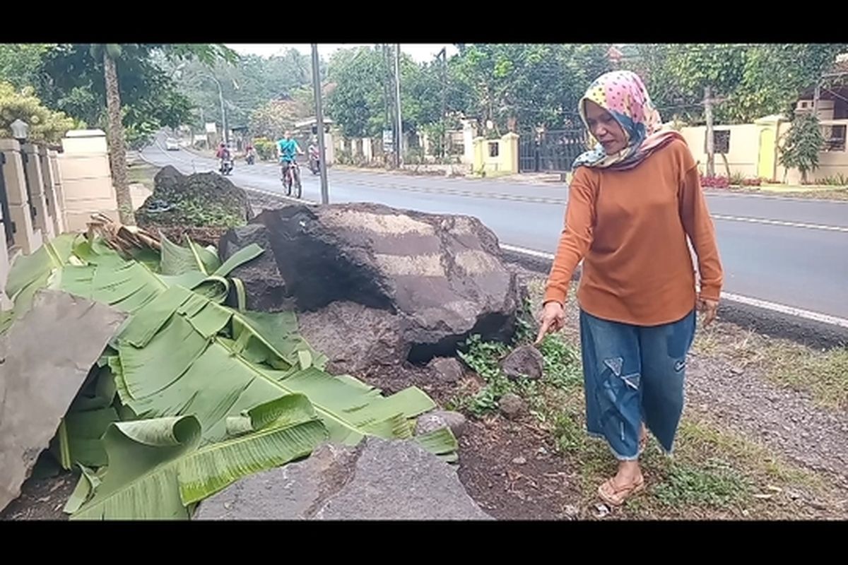 Wiwi menunjukkan TKP tempat Ruri mengalami kecelakaan tunggal di tikungan Cijeungjing, Kabupaten Ciamis, Sabtu (7/9/2024).