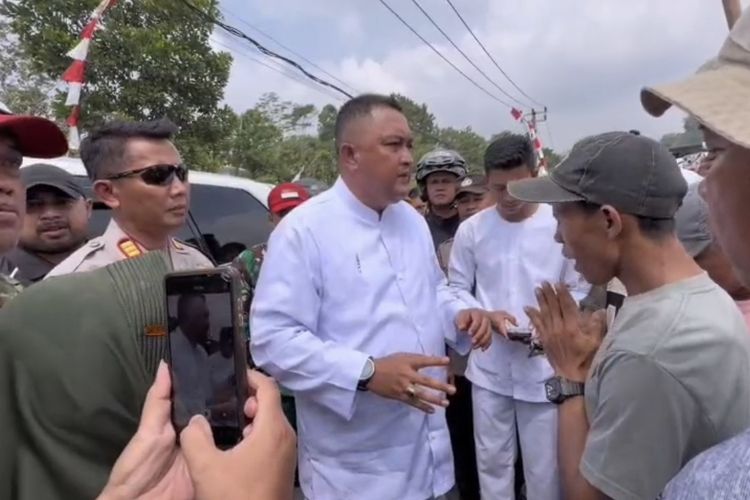 Bupati Bogor Dicegat Warga Nanggung, Minta Perbaiki Jalan Desa yang Rusak