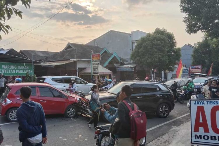 Petugas kepolisian melakukan olah tempat kejadian kecelakaan tabrakan beruntun yang melibatkan 4 kendaraan di Jalan Pahlawan, Kelurahan Gedongombo, Kecamatan Semanding, Kabupaten Tuban, Jawa Timur. Senin (13/3/2023).