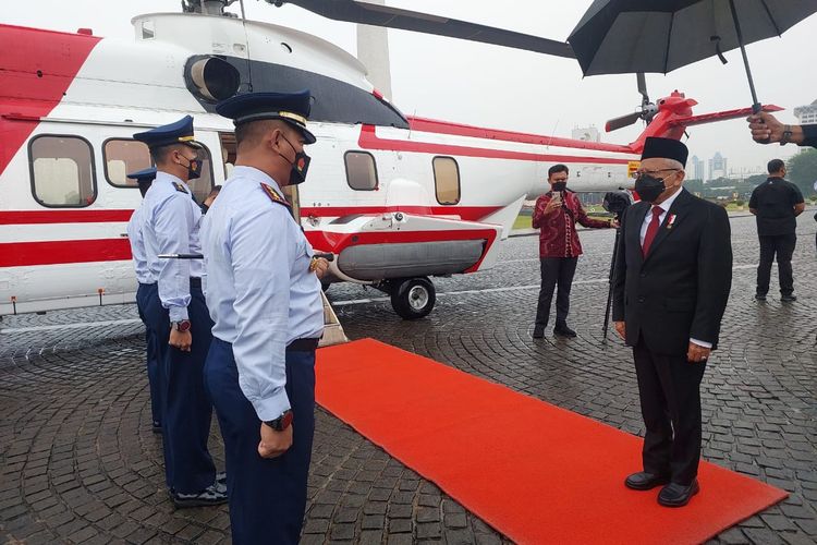 Wakil Presiden Ma'ruf Amin bersiap memasuki helikopter 