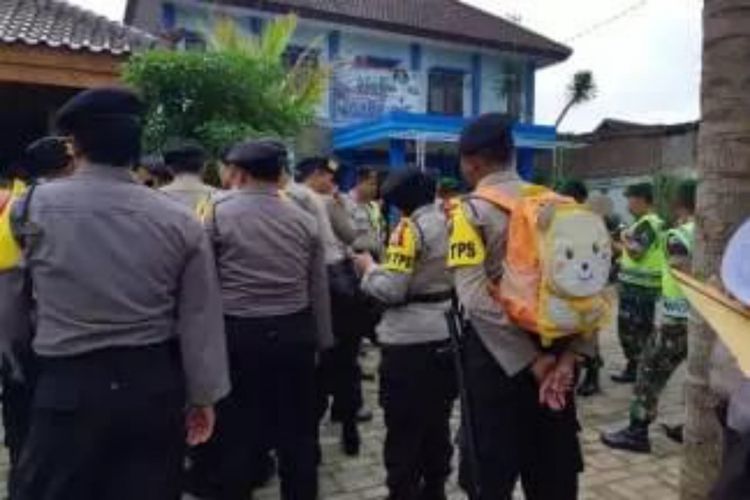 Brigadir Dharma Budi Kusuma yang memakai tas anaknya saat apel pengamanan Pilkada 2018 di Kecamatan Pakis, Kabupaten Malang, Selasa (26/6/2018)