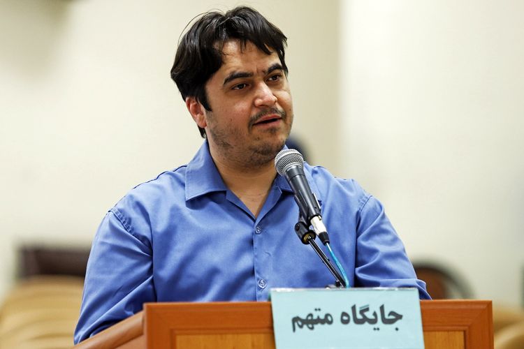 Dalam foto bertanggal 2 Juni 2020, jurnalis Ruhollah Zam berbicara dalam persidangannya di Pengadilan Revolusioner di Teheran, Iran. Otoritas setempat menyatakan Zam dieksekusi mati dengan cara digantung pada 12 Desember 2020, beberapa bulan setelah dia disebut dijebak masuk kembali ke Iran.