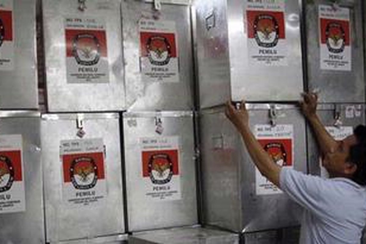 Petugas KPU Jakarta Pusat mengecek kotak suara yang telah dirakit di bekas Kantor Kelurahan Bungur, Kecamatan Senen, Jakarta Pusat, Rabu (29/8/2012). Sebanyak 1713 kotak suara didistribusikan oleh KPU Provinsi DKI Jakarta ke delapan panitia pemilihan kecamatan (PPK) di Jakarta Pusat 