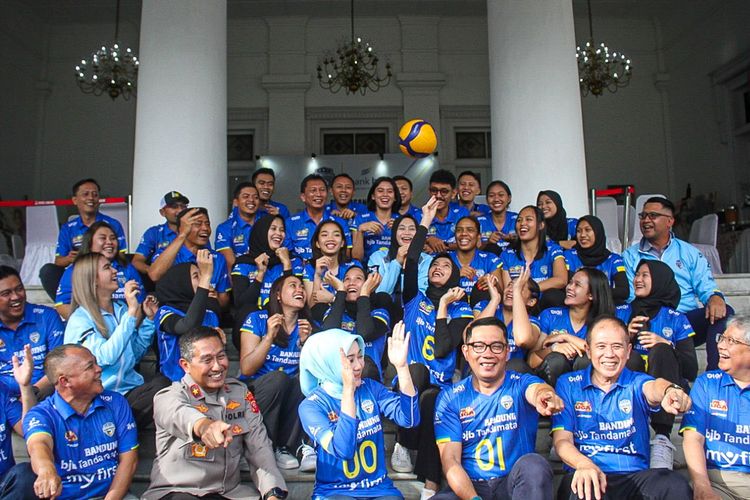 Skuad Bandung BJB Tandamata launching di Gedung Pakuan Bandung Selasa (3/1/2023) dijamu Ridwan Kamil Gubernur Jawa Barat. Tim menyongsong musim Kompetisi Proliga 2023 mulai 5 Januari 2023.