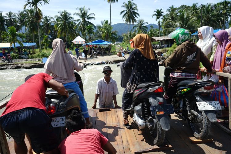 Berita Terkini Harian Menyeberang Sungai Dengan Rakit Terbaru Hari Ini ...