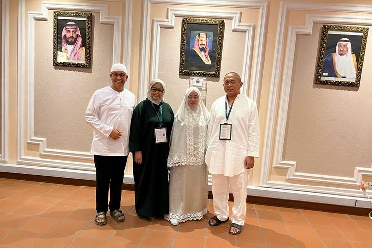 Puan Maharani bersama suami bertemu dengan Anies Baswedan dan istri sesaat setelah agenda lempar jumrah di Mina, Arab Saudi, Jumat (29/6/2023).