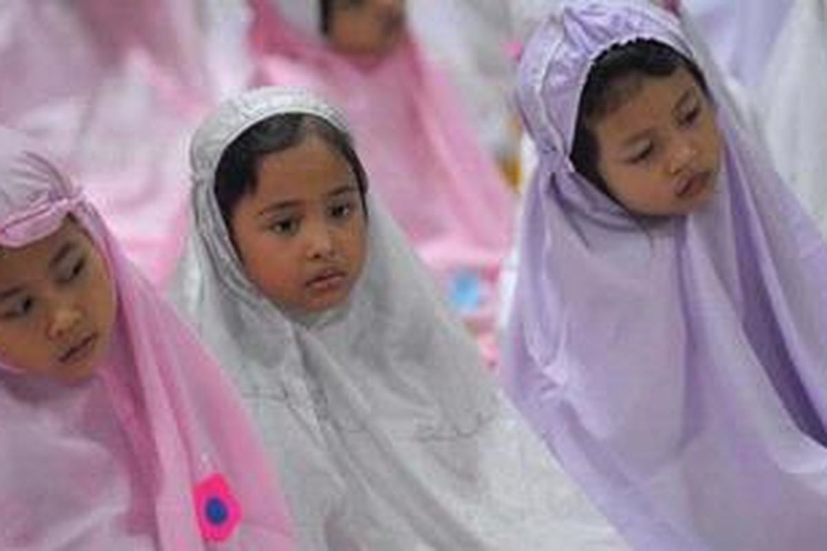 Pesantren Kilat Ramadhan - Anak-anak belajar shalat saat mengikuti pesantren kilat Ramadhan di Madrasah Istiqlal di Komplkes Masjid Istiqlal, Jakarta, Senin (23/7/2012). Pesantren kilat digelar selama tiga minggu untuk anak-anak usia 3-6 tahun yang akan mengajarkan cara berdoa, beribadah, dan membaca Al Quran.  
