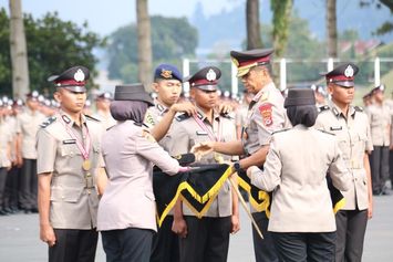 Ingin Lolos Seleksi Polisi? Berikut Rekomendasi Buku Tes Polri yang Bisa Jadi Sumber Latihan