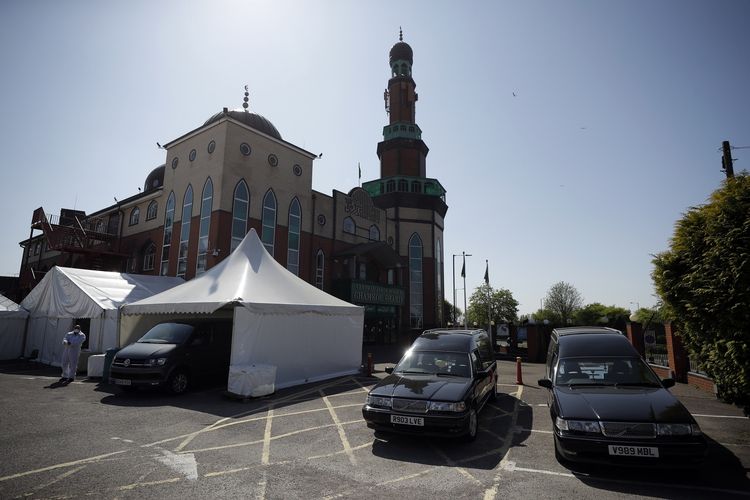 Masjid Jami Tengah Ghamkol Sharif di Birmingham, Inggris, lahan parkirnya dipakai untuk kamar mayat berkapasitas 150 jenazah. Jika biasanya masjid ramai dikunjungi jemaah saat Ramadhan, tahun ini masjid lebih sering dipakai untuk prosesi pemakaman jenazah Covid-19. Foto diambil pada Jumat (24/4/2020).